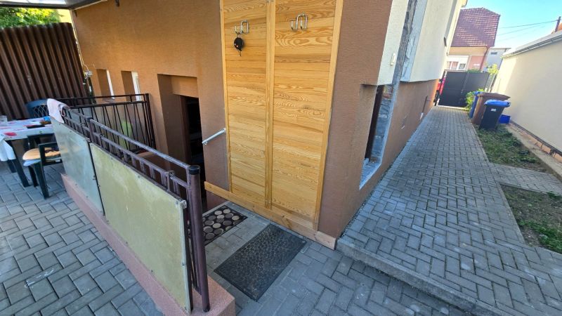 Fläche mit Pflastersteinen beim Einfamilienhaus in der Kupeckého-Straße in Piešťany.