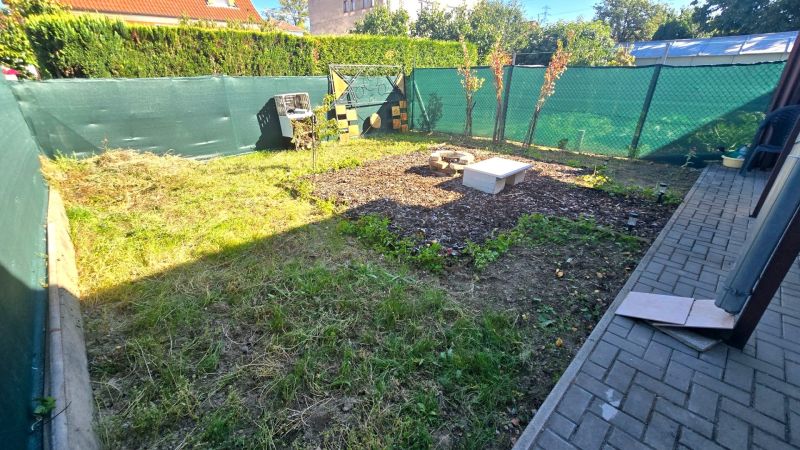 Der Garten des Einfamilienhauses in der Kupeckého Straße in Piešťany mit Rasen und Blumenbeet.