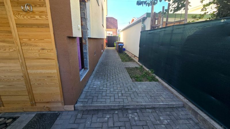 Der Balkon bei einem Einfamilienhaus in der Kupeckého-Straße in Piešťany mit Holztüren.