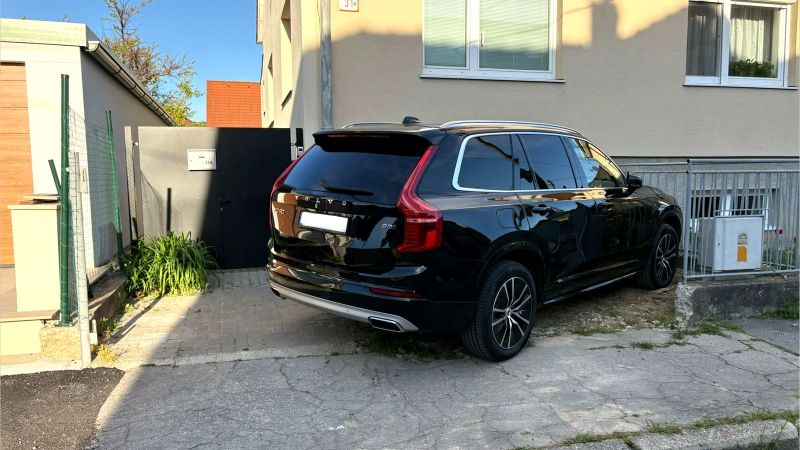 Ein Einfamilienhaus in der Kupeckého-Straße in Piešťany mit einem Auto vor der Garage.