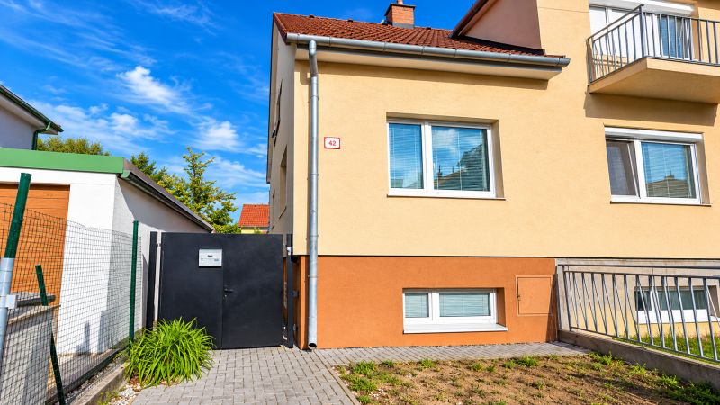 Einfamilienhaus in der Kupeckého-Straße in Piešťany mit eingezäuntem Hof und Eingangstor.