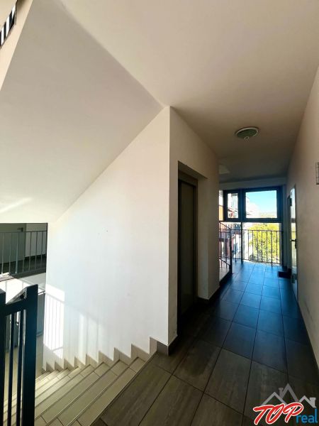 Treppe mit Aussicht auf die Umgebung in einer 3-Zimmer-Wohnung in der Straße Obrody, Košice - Stadtteil Západ.
