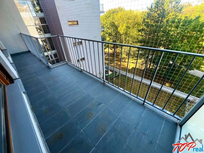 Balkon in einer 3-Zimmer-Wohnung in der Straße Obrody, Košice - Stadtteil Západ, mit Blick ins Grüne.