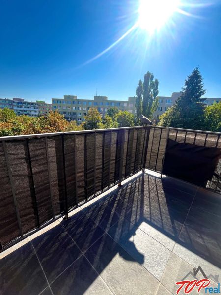Balkon einer 3-Zimmer-Wohnung mit Blick ins Grüne in der Obrody-Straße, Košice - Stadtteil Západ.