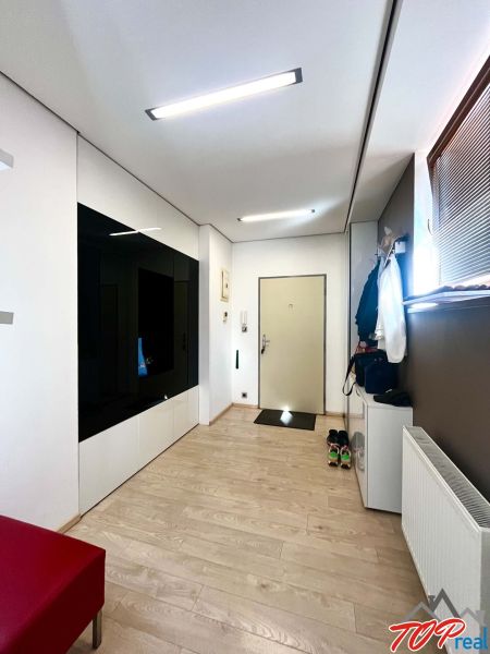 Eingang zu einer 3-Zimmer-Wohnung mit Holzboden und praktischem Stauraum.