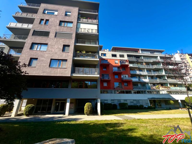 Wohnhaus in der Straße Obrody in Košice - Stadtteil Západ, mit Balkonen und Grünflächen.