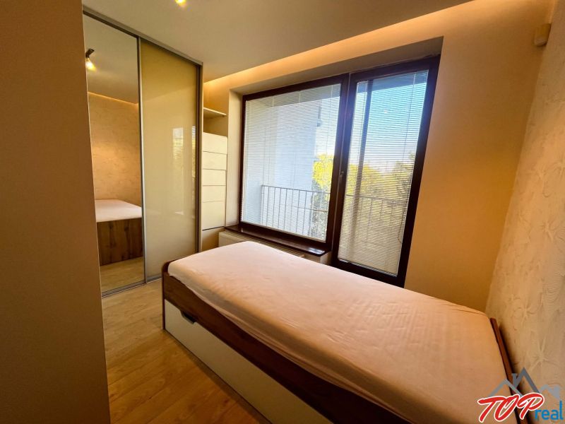 Schlafzimmer mit Holzboden und Einbauschrank in einer 3-Zimmer-Wohnung.