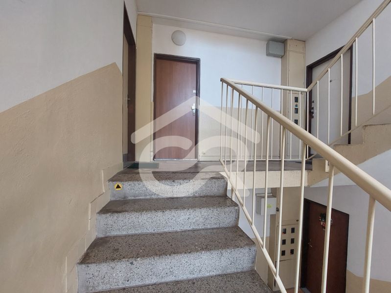 Die Treppe, die zu den Wohnungen in der Ďumbierska-Straße in Nitra führt, in der Nähe des Einzimmerapartments.