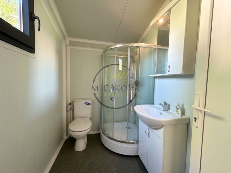 Badezimmer mit Dusche und Toilette in Besonderen Immobilien.