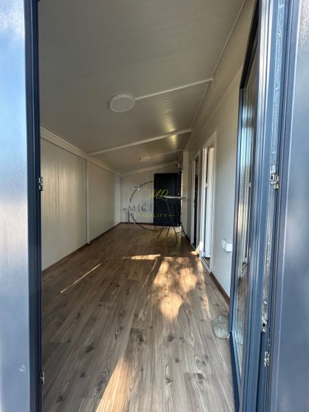 Ein Interieur mit Wänden in neutralen Farben, einem Boden mit Holzdekor, Besondere Immobilien.