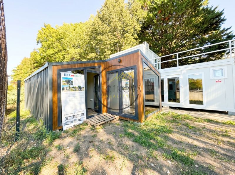 Ein Containergebäude in der Výstavná-Straße in Nitra, umgeben von Grünflächen. Ungewöhnliche Immobilien.