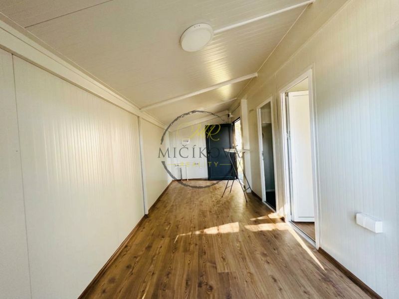 Weiße Wand, Boden mit Holzdekor, heller Raum; Besondere Immobilien.