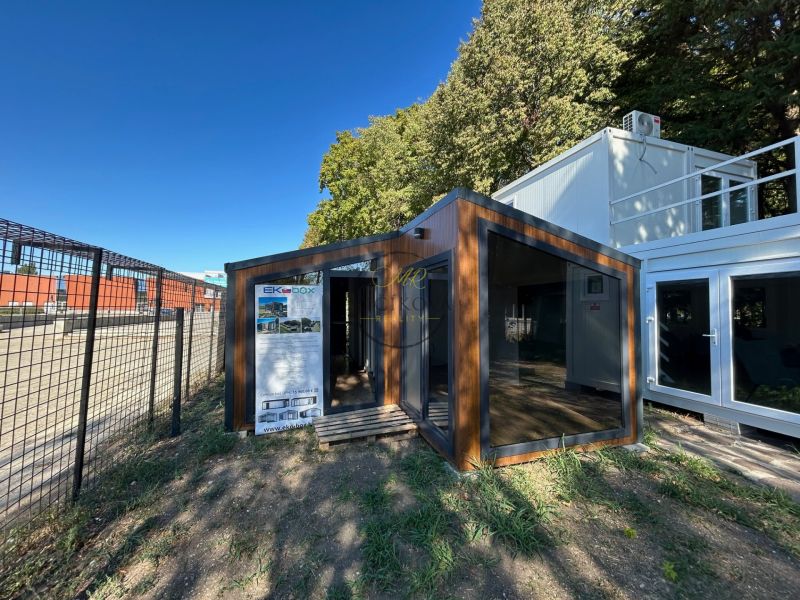 Besondere Immobilien in der Výstavná-Straße in Nitra, modernes Containerobjekt mit Verglasung.