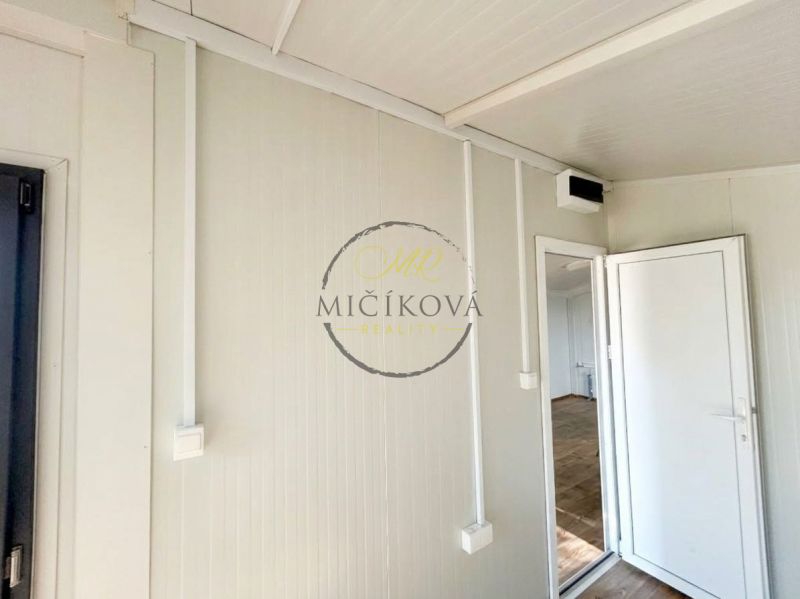 Interieur mit hellen Wänden und einem Boden in Holzoptik, Besondere Immobilien.