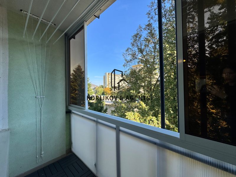 Überdachter Balkon mit Blick ins Grüne in einer 3-Zimmer-Wohnung, Hroncova, Košice - Stadtteil Sever.