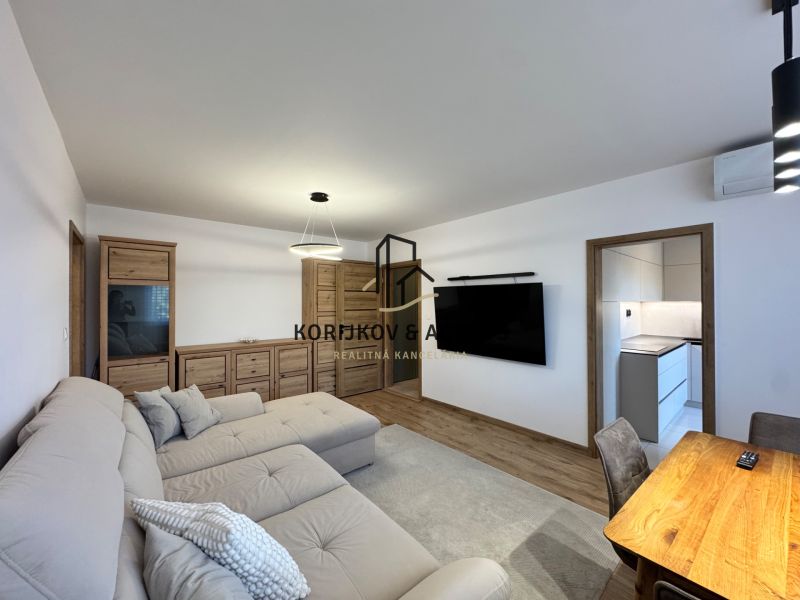 Wohnzimmer in einer 3-Zimmer-Wohnung mit Holzboden und modernen Möbeln.