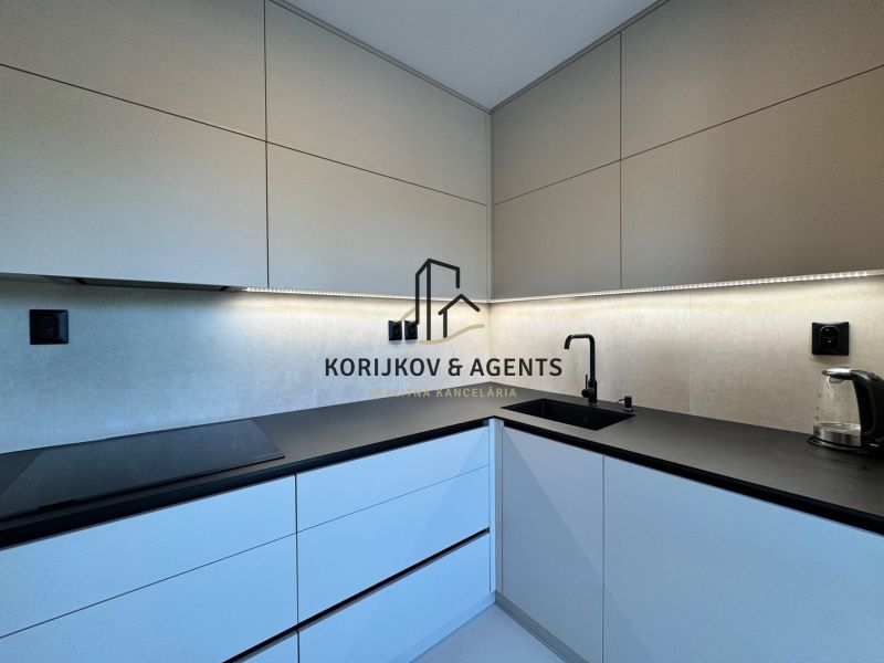 Küche einer 3-Zimmer-Wohnung mit modernen Schränken und LED-Beleuchtung.