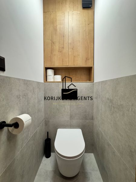 Toilette in einer 3-Zimmer-Wohnung mit Stauraum und Holzelementen.