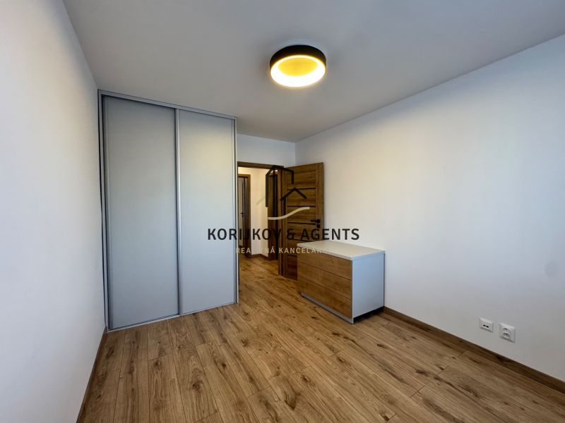 Schlafzimmer in einer 3-Zimmer-Wohnung mit Holzboden und Einbauschrank.