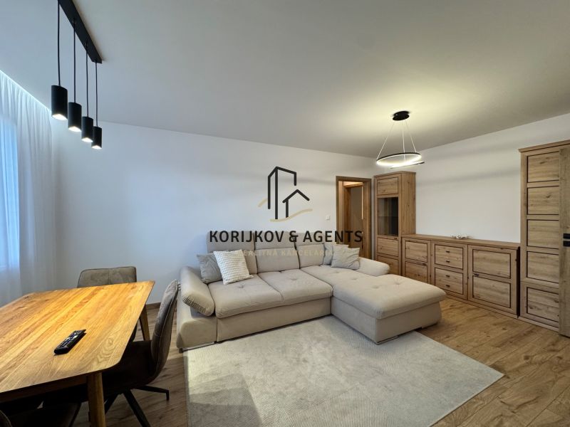 Wohnzimmer in einer 3-Zimmer-Wohnung mit Holzboden und bequemer Couch.