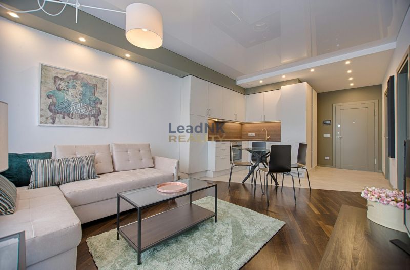 Wohnzimmer in einer 3-Zimmer-Wohnung mit Holzboden und stilvollen Möbeln.