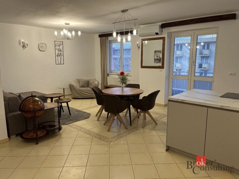 Offener Wohnbereich mit Esstisch und cremefarbenen Fliesen in einer 3-Zimmer-Wohnung.
