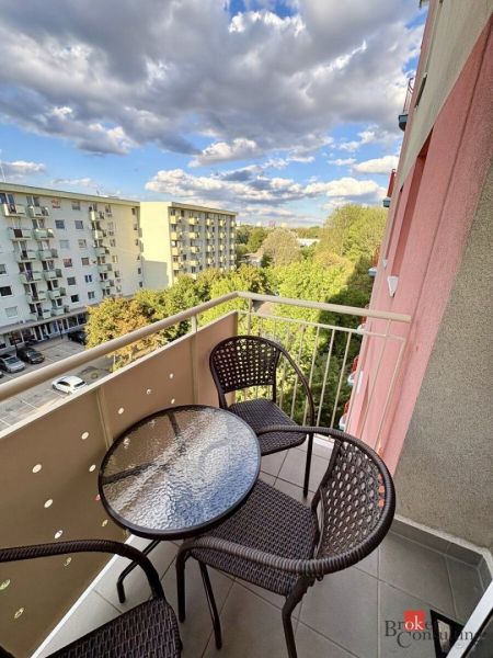 Balkon in einer 3-Zimmer-Wohnung in der Šustekova-Straße in Bratislava-Petržalka mit Blick ins Grüne.
