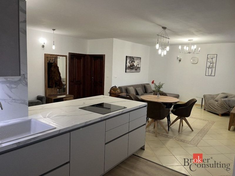 Küche und Wohnzimmer mit Esstisch in einer 3-Zimmer-Wohnung.