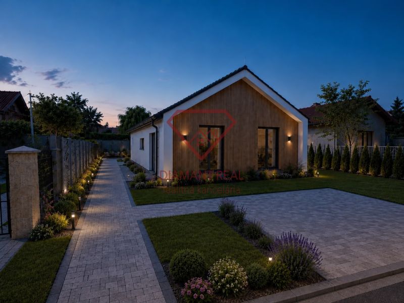 Veľká Mača: Ein Einfamilienhaus in der Straße Veľká Mača mit beleuchtetem Gehweg und Garten.