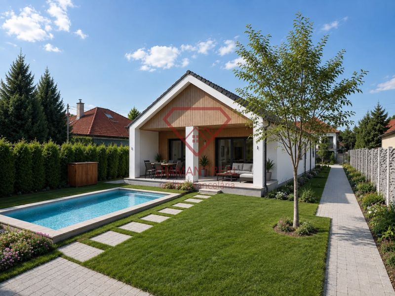 Ein Garten bei einem Einfamilienhaus mit Pool in der Straße in Veľká Mača unter blauem Himmel.