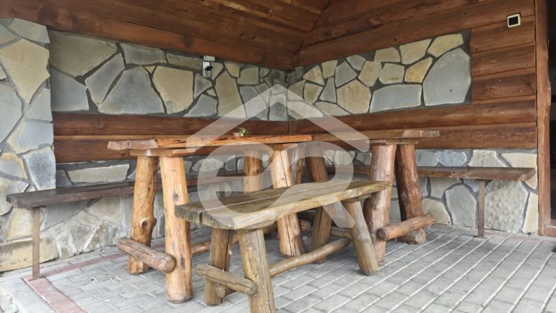 Rustikale Ecke mit Holzmöbeln und Steinwand im Ferienapartment.
