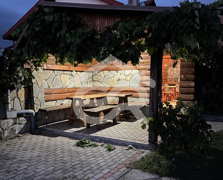 In Podhájska in der Hlboká-Straße bietet das Erholungsapartment eine Außensitzgelegenheit unter Weinreben.