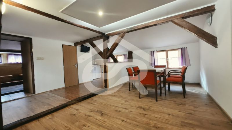 Esszimmer mit Holzbalken und Boden in Holzoptik im Ferienapartment.