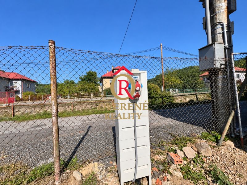 Der Elektrokasten auf dem Grundstück an der Straße in Sebedín, Sebedín-Bečov, bietet Wohnraum.