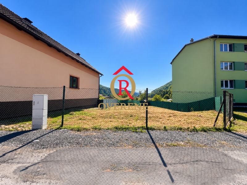 Baugrundstück in Sebedín-Bečov in der Straße Sebedín, eingezäunt, neben Gebäuden.