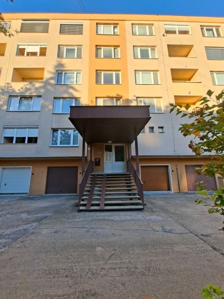 Wohnhaus in Prievidza in der Benedikta-Straße mit Garage und Eingangstreppe.