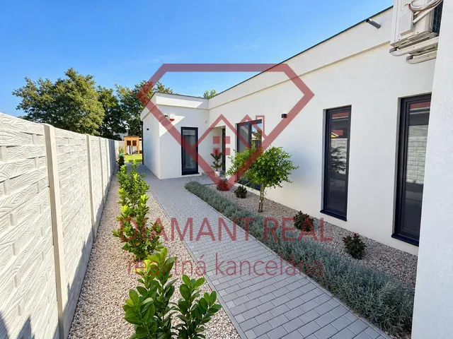 Einfamilienhaus in Čierna Voda in der Straße Čierna Voda mit gepflastertem Gehweg und Grünflächen.