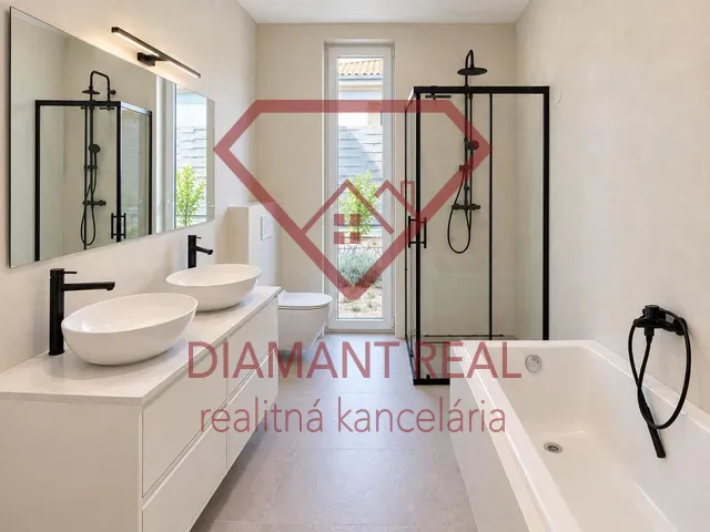 Badezimmer mit zwei Waschbecken, einer Dusche und einer Badewanne in einem Einfamilienhaus.