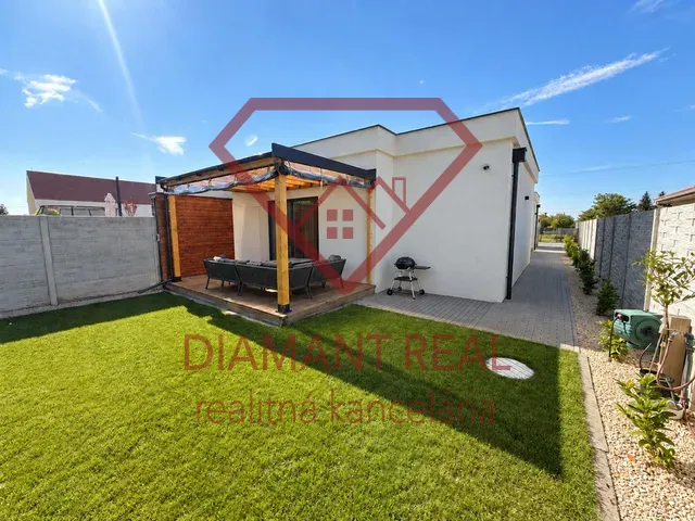 Ein Einfamilienhaus in Čierna Voda in der Straße Čierna Voda mit Terrasse und Rasen.
