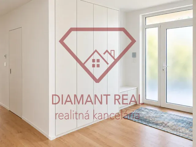 Eingangsbereich in einem Einfamilienhaus mit Holzboden und Einbauschrank.