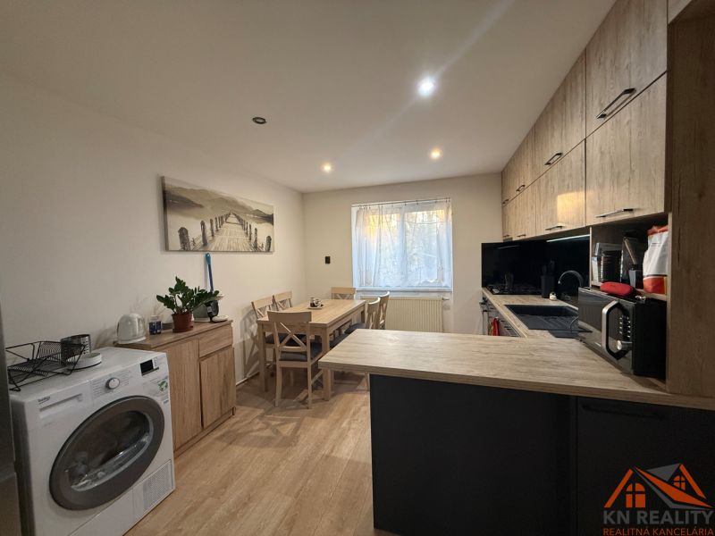 Küche in einer 2-Zimmer-Wohnung mit Holzboden und moderner Ausstattung.