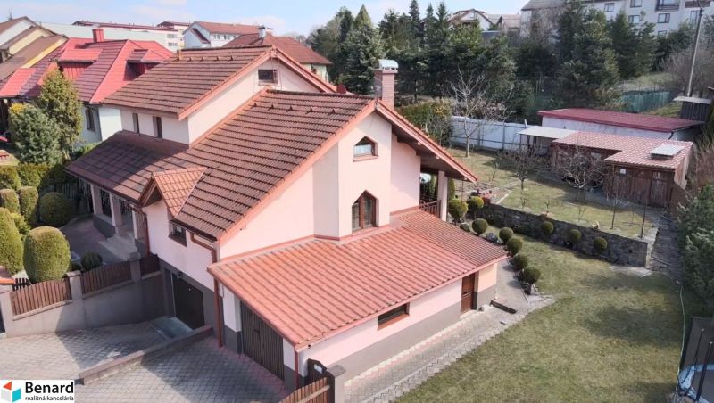 Ein Familienhaus in Stará Ľubovňa mit Garten und Terrasse, umgeben von gepflegtem Grün.