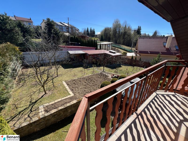 Blick vom Balkon eines Einfamilienhauses in Stará Ľubovňa, Garten mit Rasen und Bäumen.