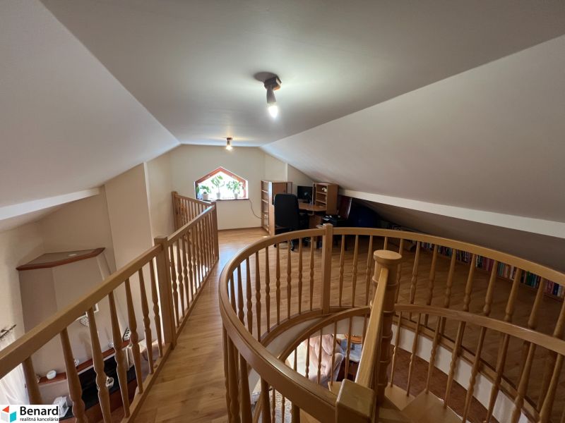 Treppe im Dachgeschoss eines Einfamilienhauses mit Holzboden und Arbeitsecke.