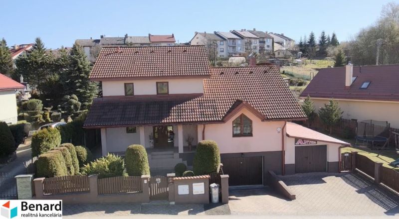 Ein Einfamilienhaus in Stará Ľubovňa mit einem roten Ziegeldach, umgeben von einem Garten.