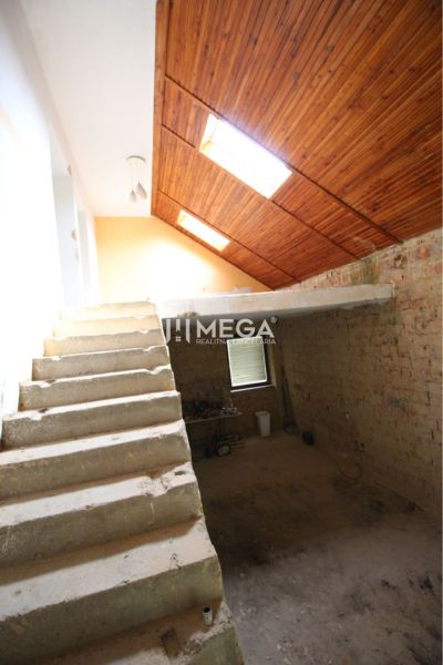 Treppe und Dachboden mit Holzverkleidung an der Decke im Einfamilienhaus.