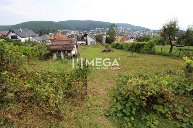 Garten bei Einfamilienhäusern in der Brestovská-Straße in Humenné mit Blick auf die Stadt.