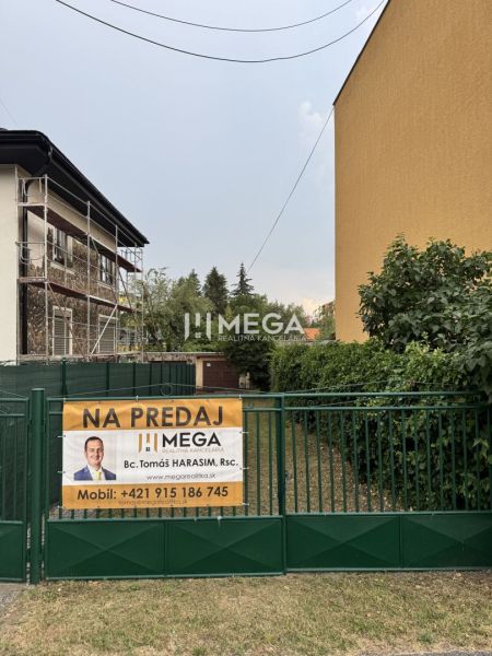 In der Straße Osloboditeľov in Humenné stehen Garagen zum Verkauf.