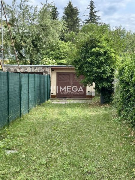 Garage in der Straße Osloboditeľov in Humenné, umgeben von Grünflächen und einem Zaun.