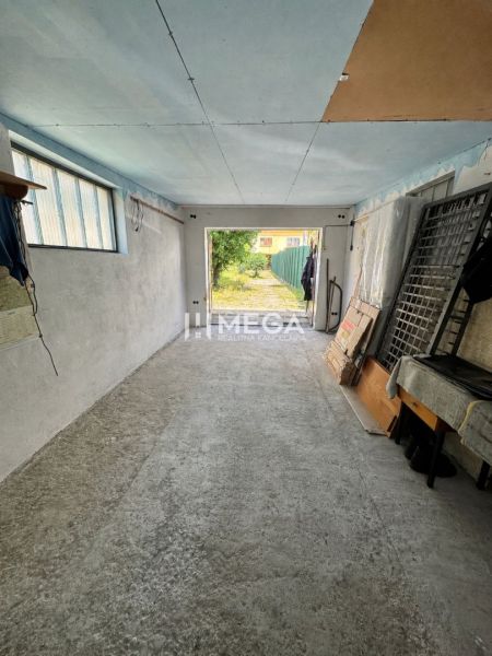 Betonboden in der Garage mit Tageslicht und offenen Türen zur Osloboditeľov-Straße in Humenné.